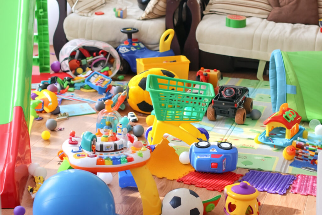 chambre pour enfant encombrée