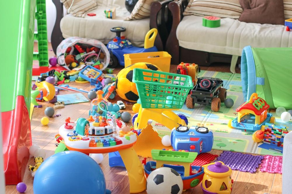 chambre pour enfant encombrée de jouets